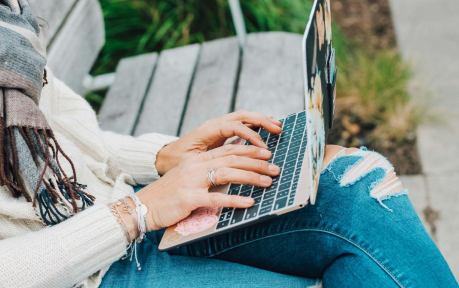 Espace de travail organisé avec documents financiers et ordinateur portable