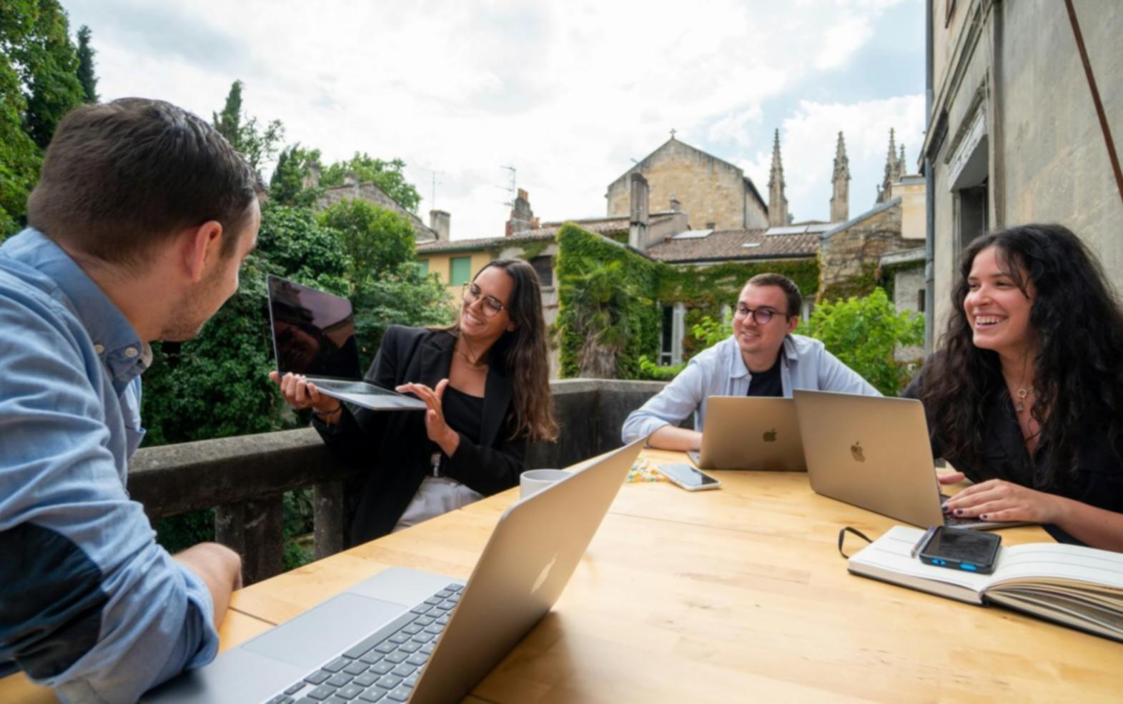 Session de formation en gestion de trésorerie avec participants analysant des données financières